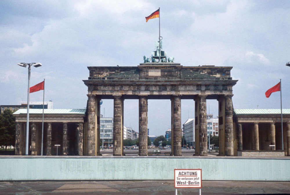 Brandenburger Tor 1980, von der Westseite aus gesehen. © Adobe Stock Photo 246659972